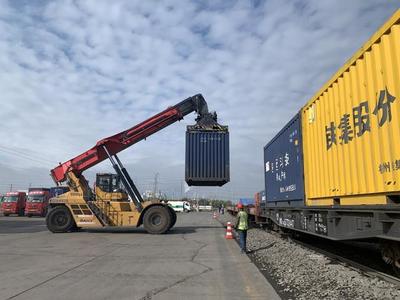 當好復工復產先行官 新疆鐵路一季度貨運量同比增長16.1%